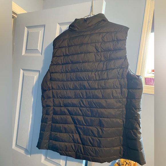 ❌SOLD❌Old navy puffer vest - Picture 3 of 5